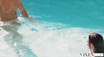Спортсменка поплавала в бассейне и трахнулась раком с мускулистым тренером