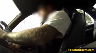 Девушка согласилась отдаться водителю такси и подставила свою попку для секса 