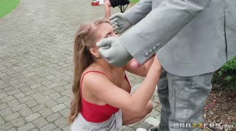Девушка трахается на улице с живой статуей