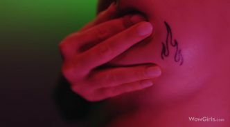 Потрясающая эротика в неоновом свете